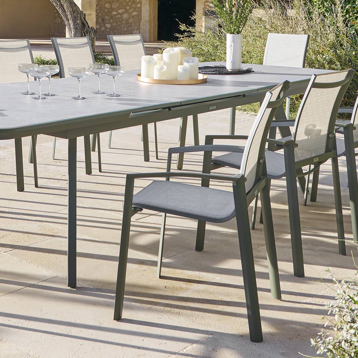 Hesperide - Fauteuil de jardin empilable "Axant" vert olive & vert laurier aluminium et texaline Hespéride - Image 3