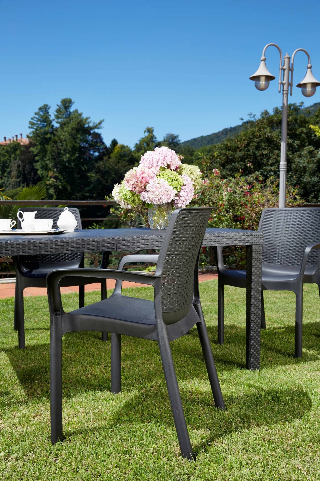 Dmora - Lot de 4 chaises d'extérieur Dnardin, Sièges de jardin, Chaise de table à manger, Fauteuil d'extérieur effet rotin, 54x60h82 cm, Anthracite - Dmora - Image 4