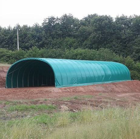 Abri tunnel largeur 9.30 m pas à 1.50 m - Long 19.50 m, type Camion 640 gr/m² gris clair, Façade 1 porte souple et 1 façade pleine - Image 1