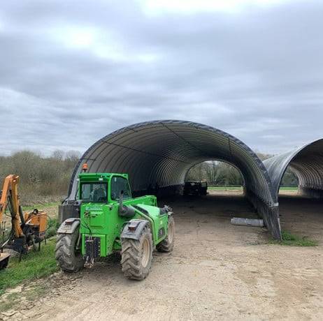 Abri tunnel largeur 9.30 m pas à 1.50 m - Long 19.50 m, type Camion 640 gr/m² gris clair, Façade 1 porte souple et 1 façade pleine - Image 5