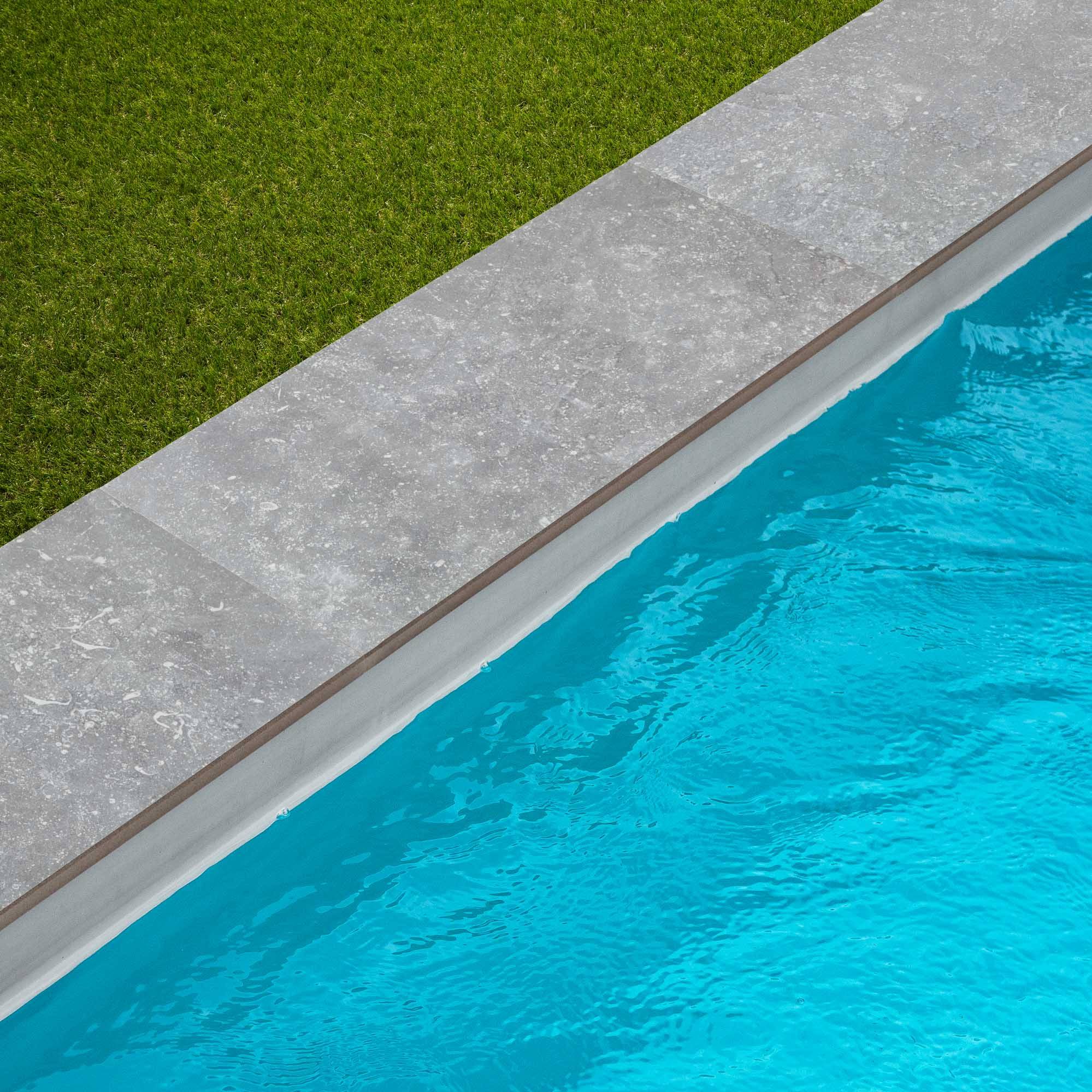Margelle de piscine effet Pierre Gris/Bleu Belgio 60x28x2 cm Bord Droit Pietra - RO'MA CARRELAGE - Image 1