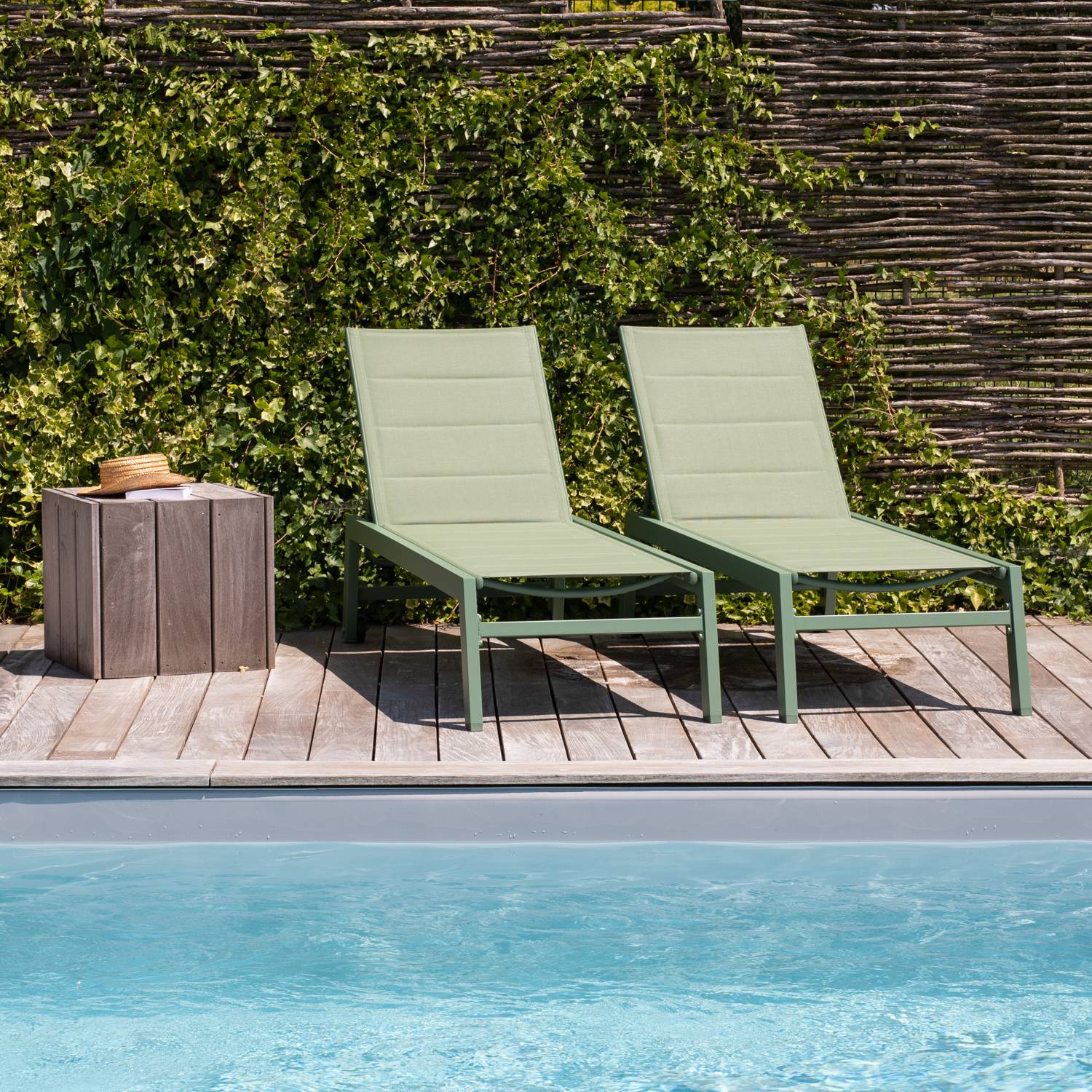 Lot de 2 bains de soleil BARBADOS en textilène vert sauge - aluminium vert sauge - HAPPY GARDEN - Image 2