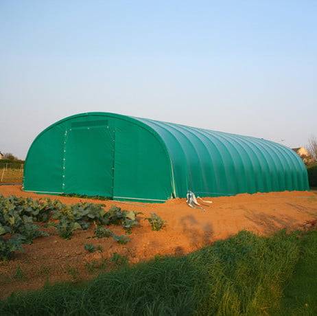 Abri tunnel largeur 8 m pas à 1.50 m  - Long 22.50 m, type Camion 640 gr/m² gris clair, Façade 1 porte souple et 1 façade pleine, - Image 6