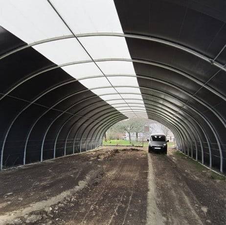 Abri tunnel largeur 8 m pas à 1.50 m  - Long 22.50 m, type Camion 640 gr/m² gris clair, Façade 1 porte souple et 1 façade pleine, - Image 8