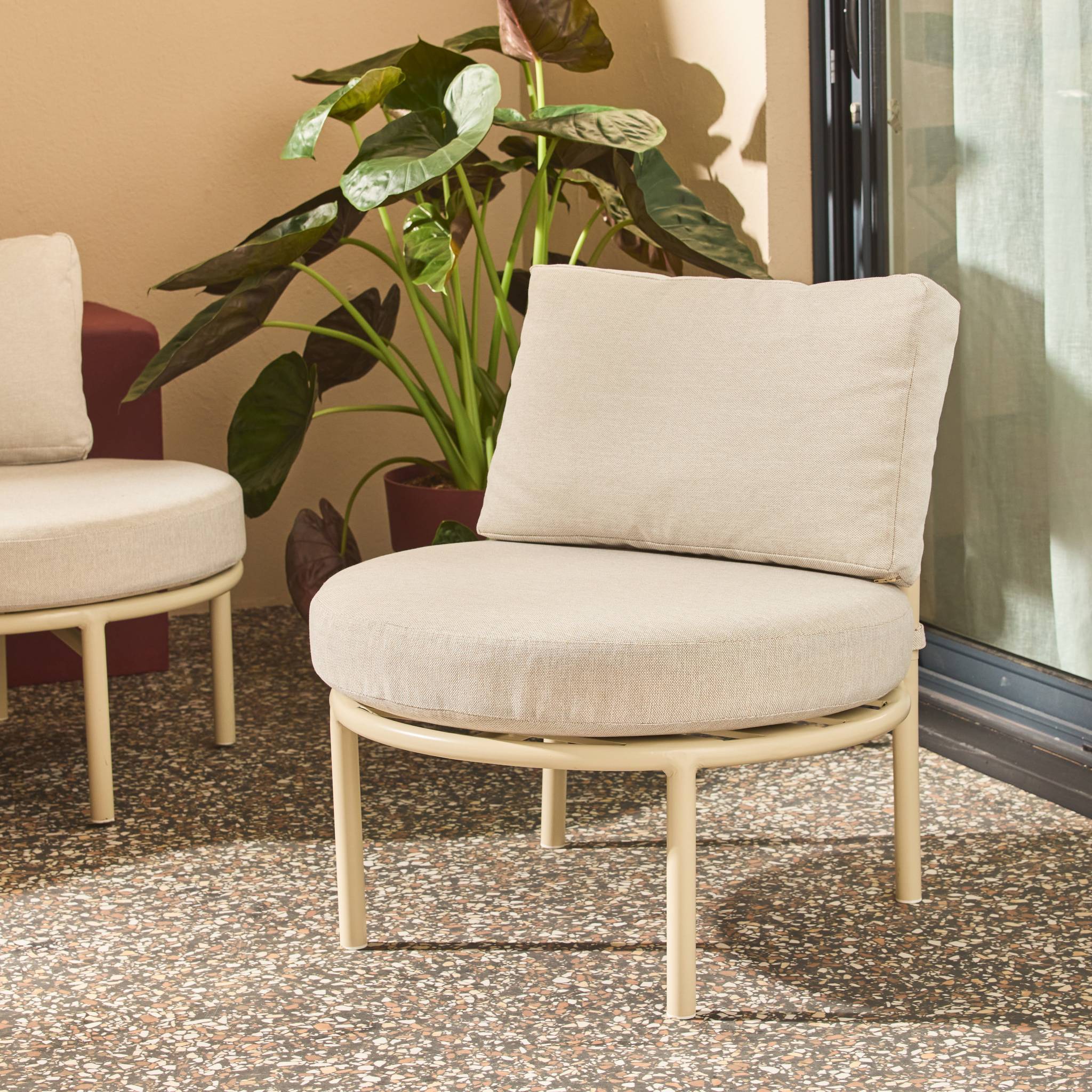Salon de jardin aluminium et tissu beige 4 places. forme organique. table ronde - Solena | sweeek - Image 5