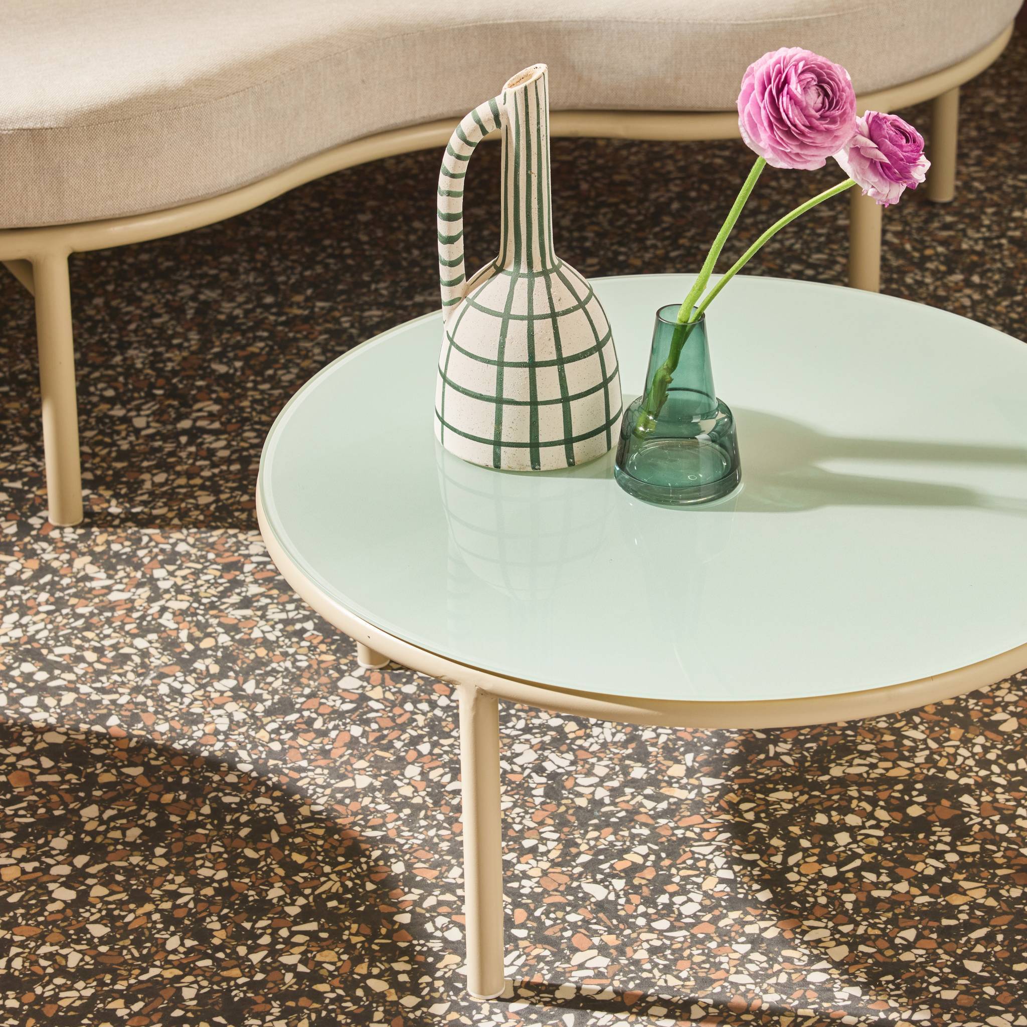 Salon de jardin aluminium et tissu beige 4 places. forme organique. table ronde - Solena | sweeek - Image 6