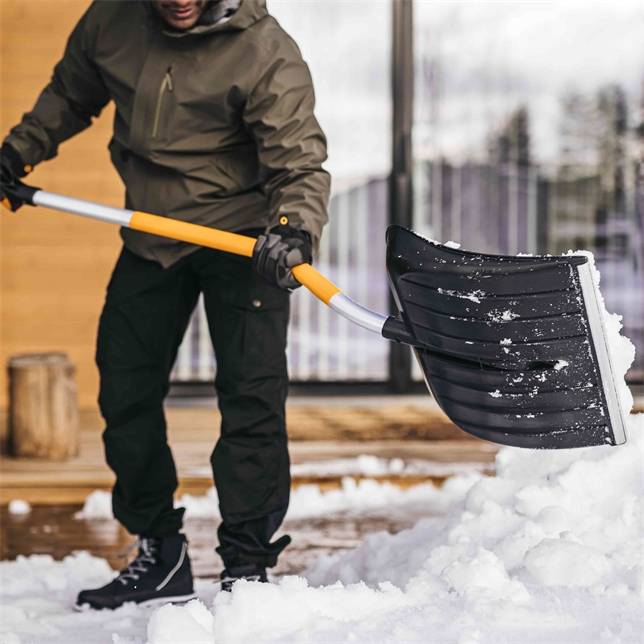 Fiskars - Poussoir à neige incurvé X-series - poignée coudée en forme de D Fiskars - Image 3