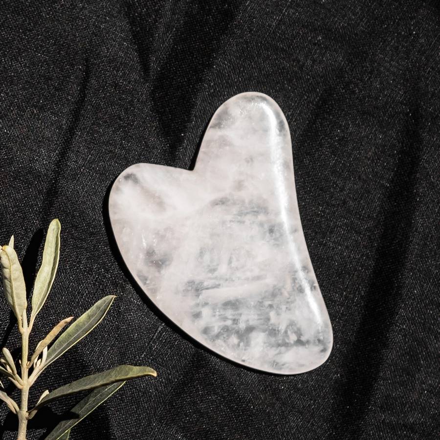 Gua Sha Cristal de roche- Masseur Visage et Corps- Massage Facial Anti-Age- Stimule circulation sanguine- Housse fournie - Sun&Sia