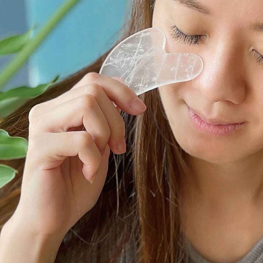 Gua Sha Cristal de roche- Masseur Visage et Corps- Massage Facial Anti-Age- Stimule circulation sanguine- Housse fournie - Sun&Sia - Image 5