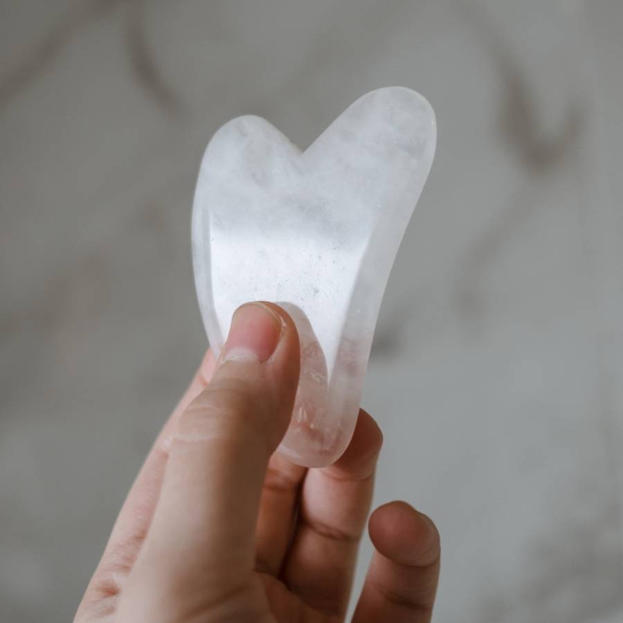 Gua Sha Cristal de roche- Masseur Visage et Corps- Massage Facial Anti-Age- Stimule circulation sanguine- Housse fournie - Sun&Sia - Image 2