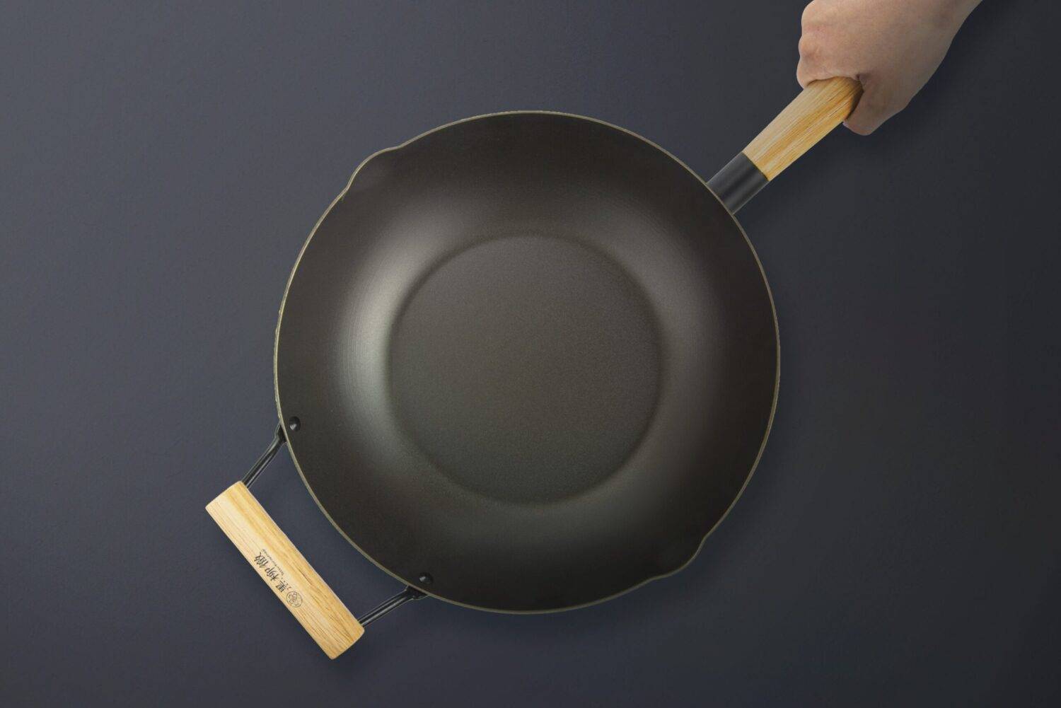 Wok avec poignée en bois et poignée auxiliaire - 28 cm - Compatible toutes plaques de cuisson - Tetsu-Kuroyanaki - Image 2