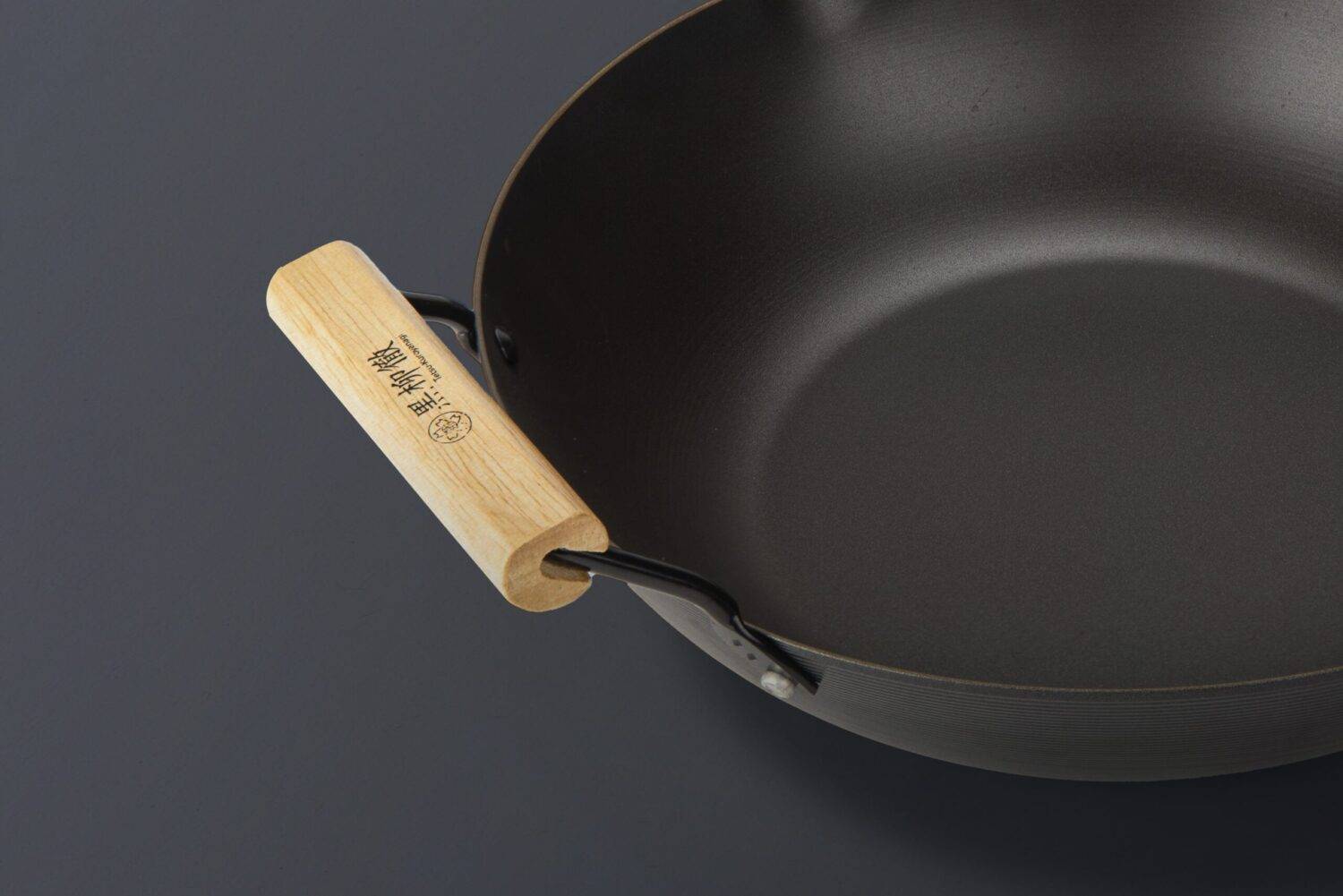 Wok avec poignée en bois et poignée auxiliaire - 28 cm - Compatible toutes plaques de cuisson - Tetsu-Kuroyanaki - Image 3