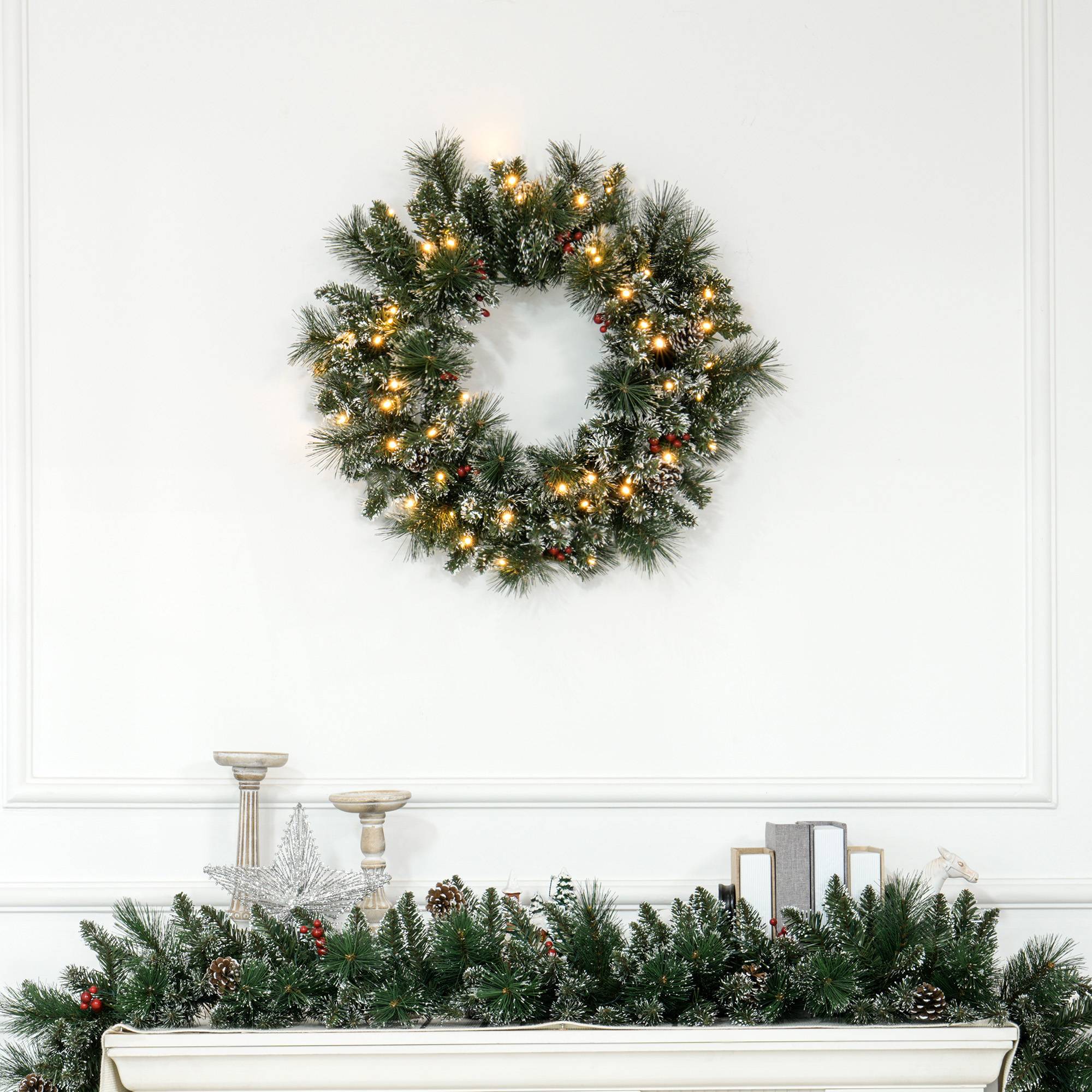 ComfortXL - Couronne de Noël lumineuse en plastique vert Ø 60 cm pour porte avec baies rouges 50 LED et minuterie 6 h - Image 1
