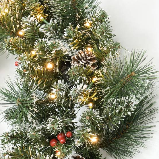 ComfortXL - Couronne de Noël lumineuse en plastique vert Ø 60 cm pour porte avec baies rouges 50 LED et minuterie 6 h - Image 9