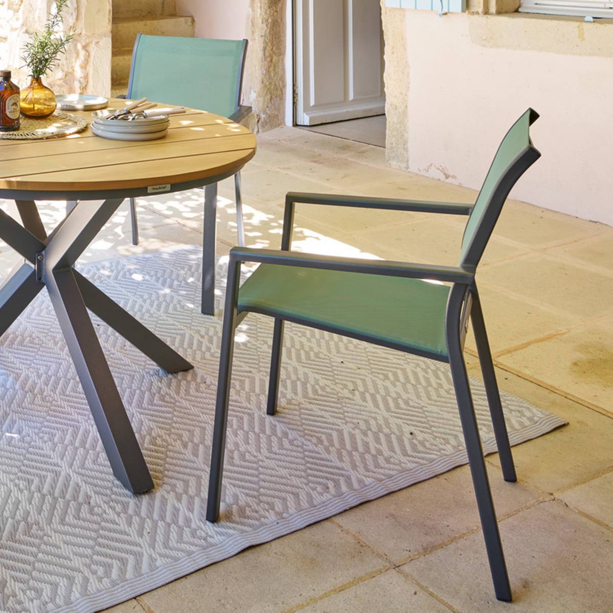 Hesperide - Fauteuil de jardin empilable "Essentia" vert olive & graphite en aluminium traité epoxy - Hespéride