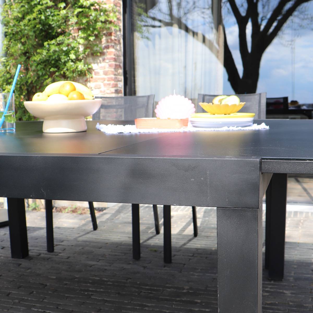 Wilsa Garden - Ensemble BLACKSTAR 8/12p en aluminium noir et verre noir avec 8 fauteuils en textilène - Image 5