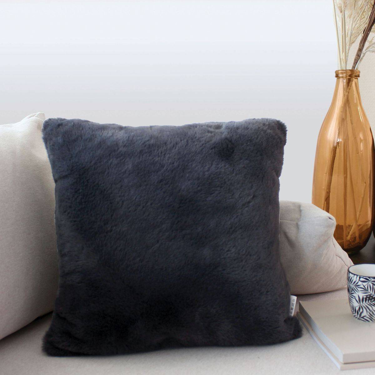 Enjoy Home - Coussin Déco Imitation Fourrure "Rabbit Pop" 40x40cm Anthracite - Image 2