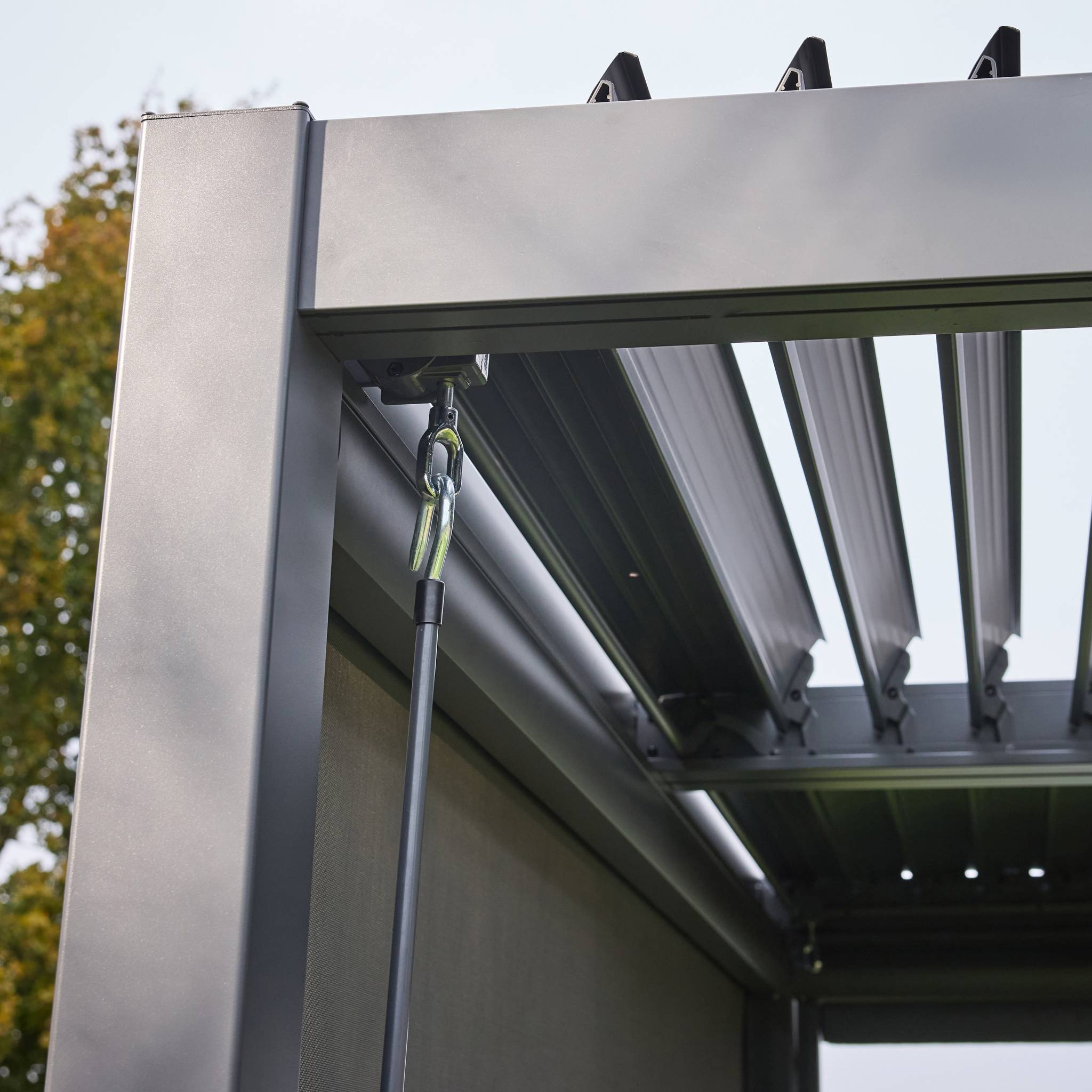 sweeek - Pergola bioclimatique 3×4 m aluminium anthracite avec lames orientables et structure acier – Sweeek - Image 6