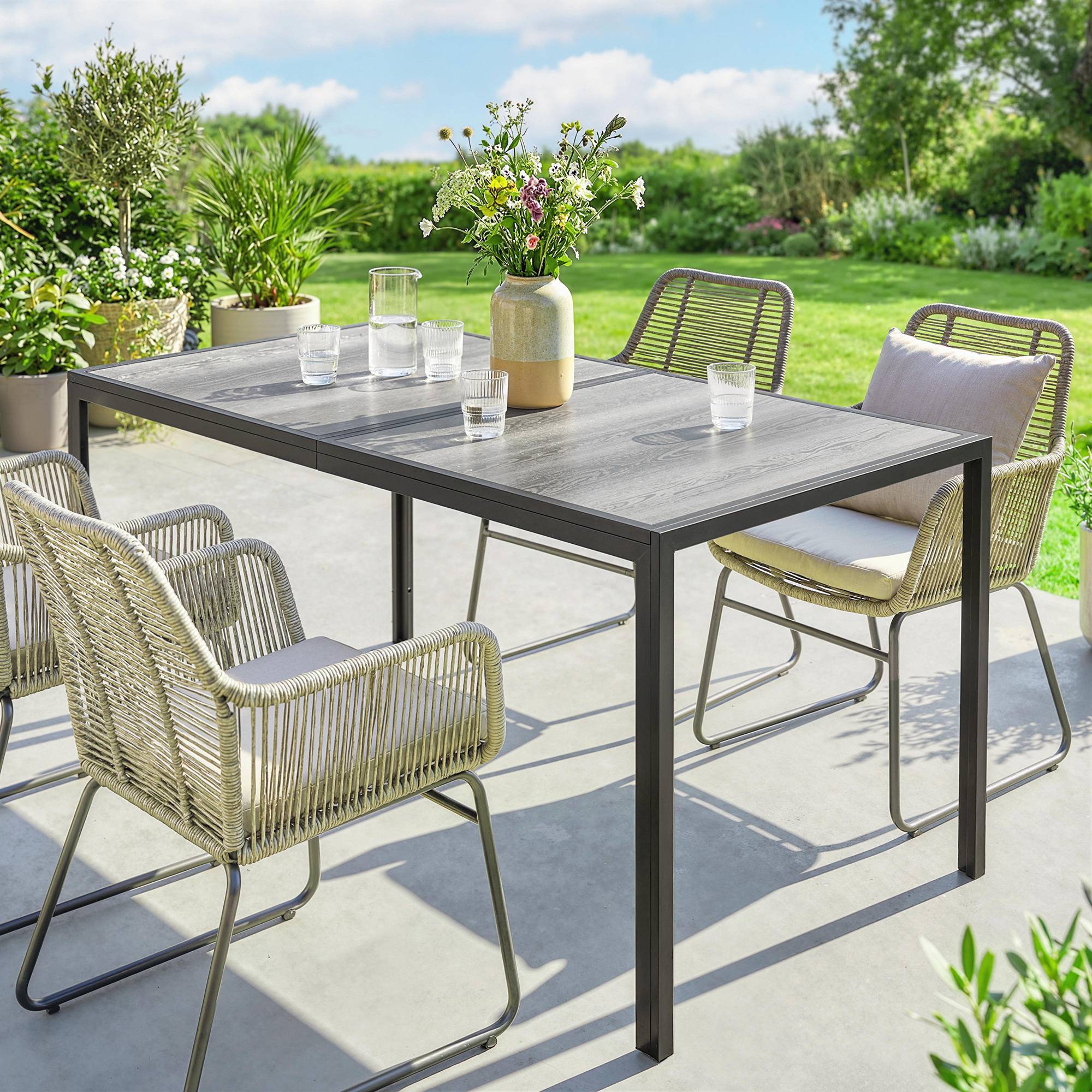 Sans Marque - Table de jardin pour 4 à 6 personnes, table à manger extérieure avec plateau à effet bois, 150 x 80 x 74 cm, gris - Image 3