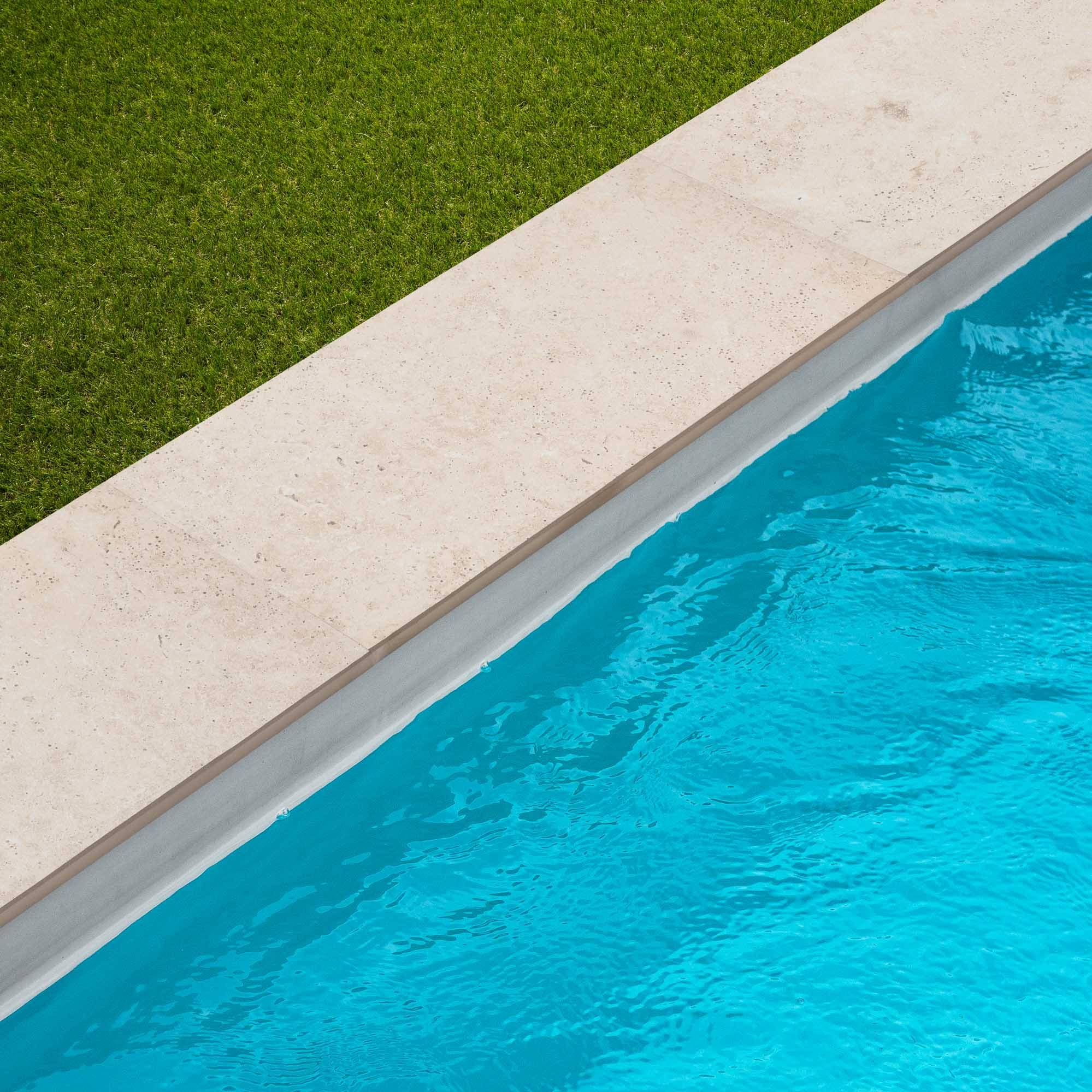 Margelle de piscine effet Travertin Beige 60x28x2 cm Bord Droit Pietra - RO'MA CARRELAGE - Image 1