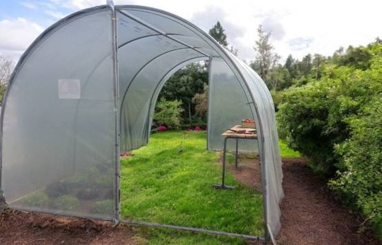 Serre tunnel de jardin - 13,5m² - 3 x 4,5 m - pieds arrondis - polyéthylène haute densité - 2 portes pivotantes - LES SERRES TONNEAU - Image 1