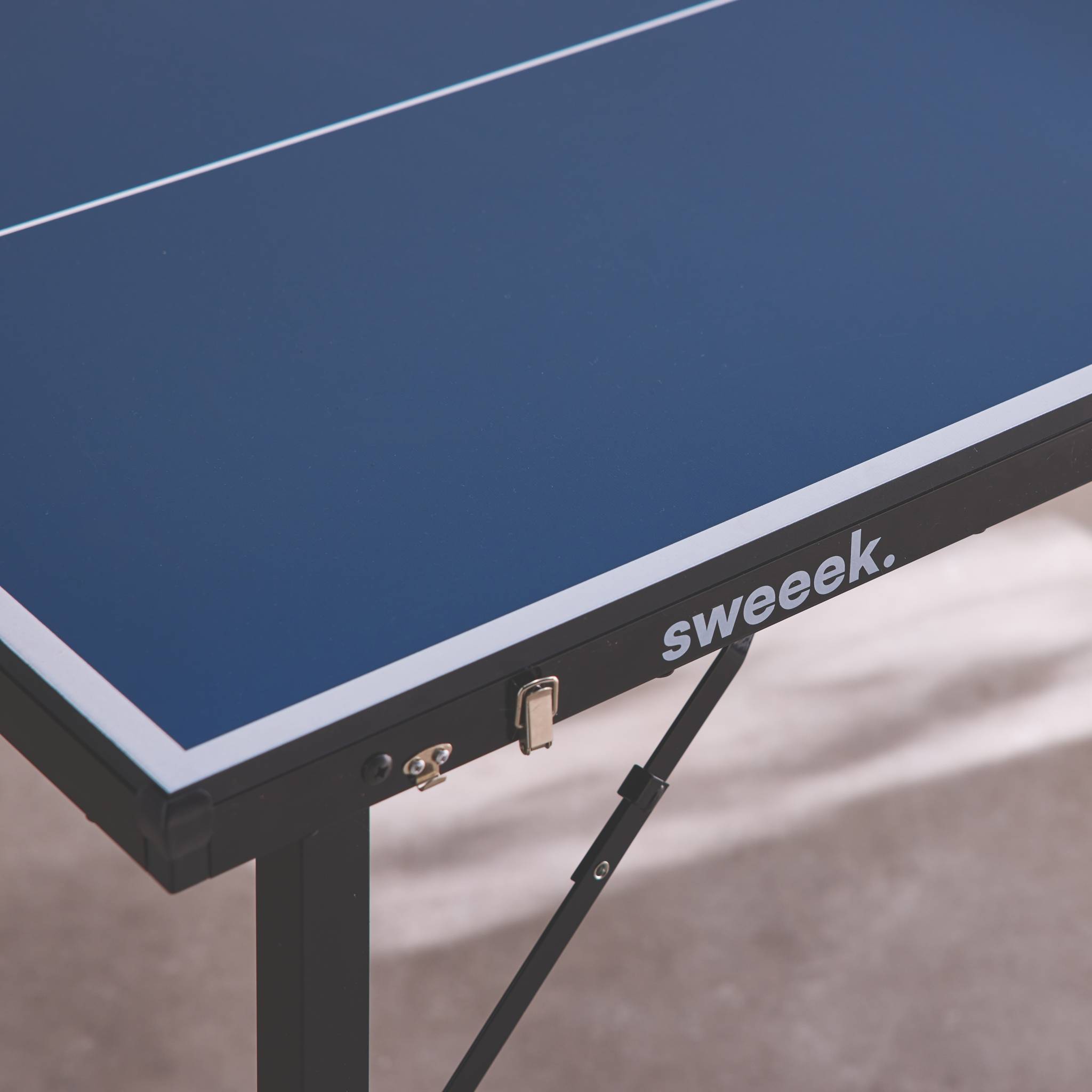sweeek - Mini table de ping pong 150x75cm - table pliable INDOOR bleue. avec 2 raquettes et 3 balles. valise de jeu pour utilisation intérieure. sport | sweeek - Image 3