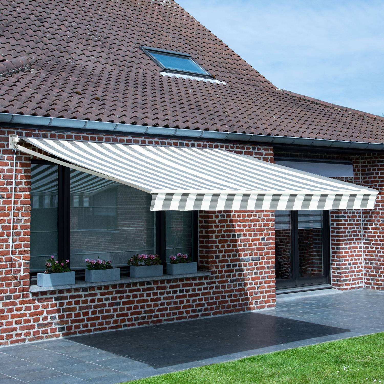 Store banne SAULE 3,95 × 3m - Toile rayée blanche/grise et structure blanche - HAPPY GARDEN - Image 5