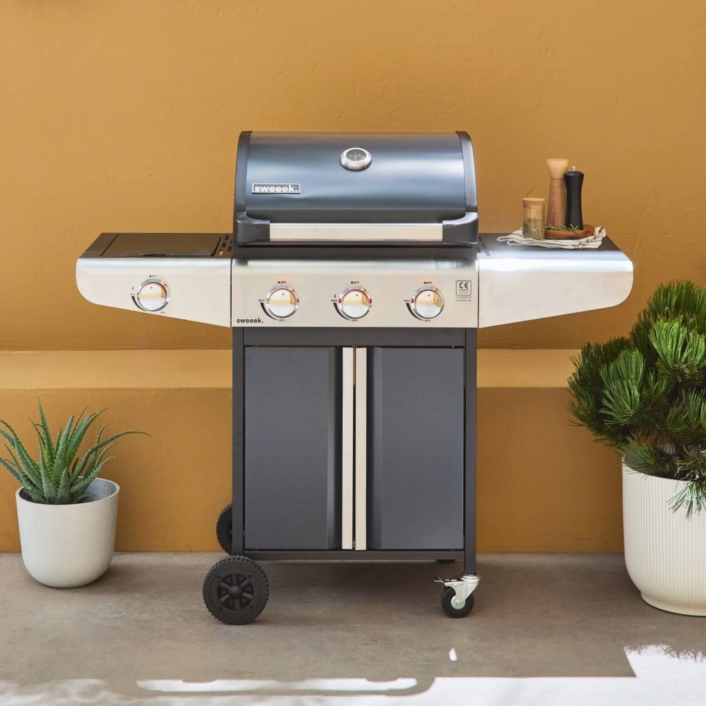 sweeek - Barbecue au gaz - Bazin 3 Gris anthracite - Cuisine extérieure 3 brûleurs + 1 feu latéral avec tablettes et thermomètre. rangement. roues | sweeek - Image 1