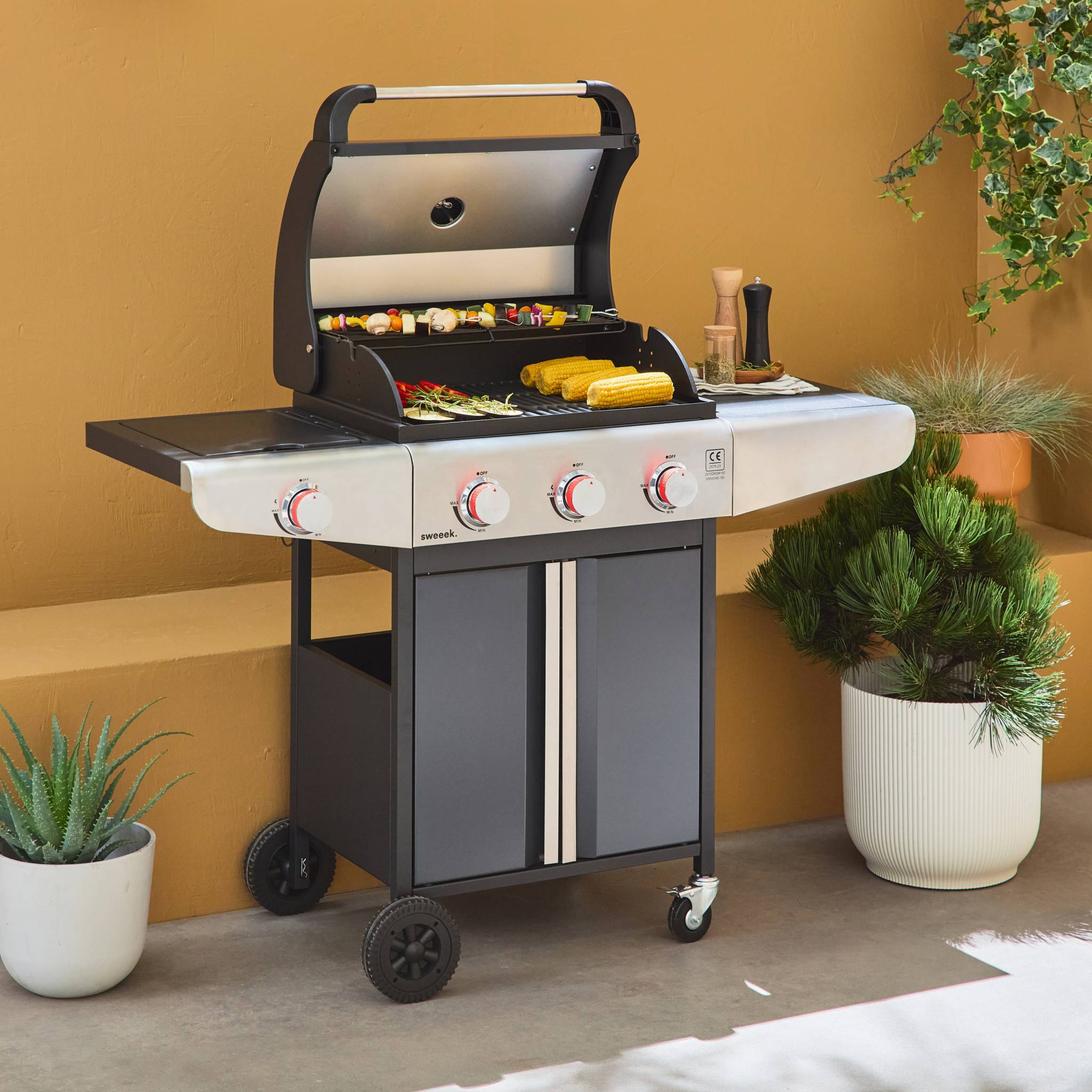sweeek - Barbecue au gaz - Bazin 3 Gris anthracite - Cuisine extérieure 3 brûleurs + 1 feu latéral avec tablettes et thermomètre. rangement. roues | sweeek - Image 3