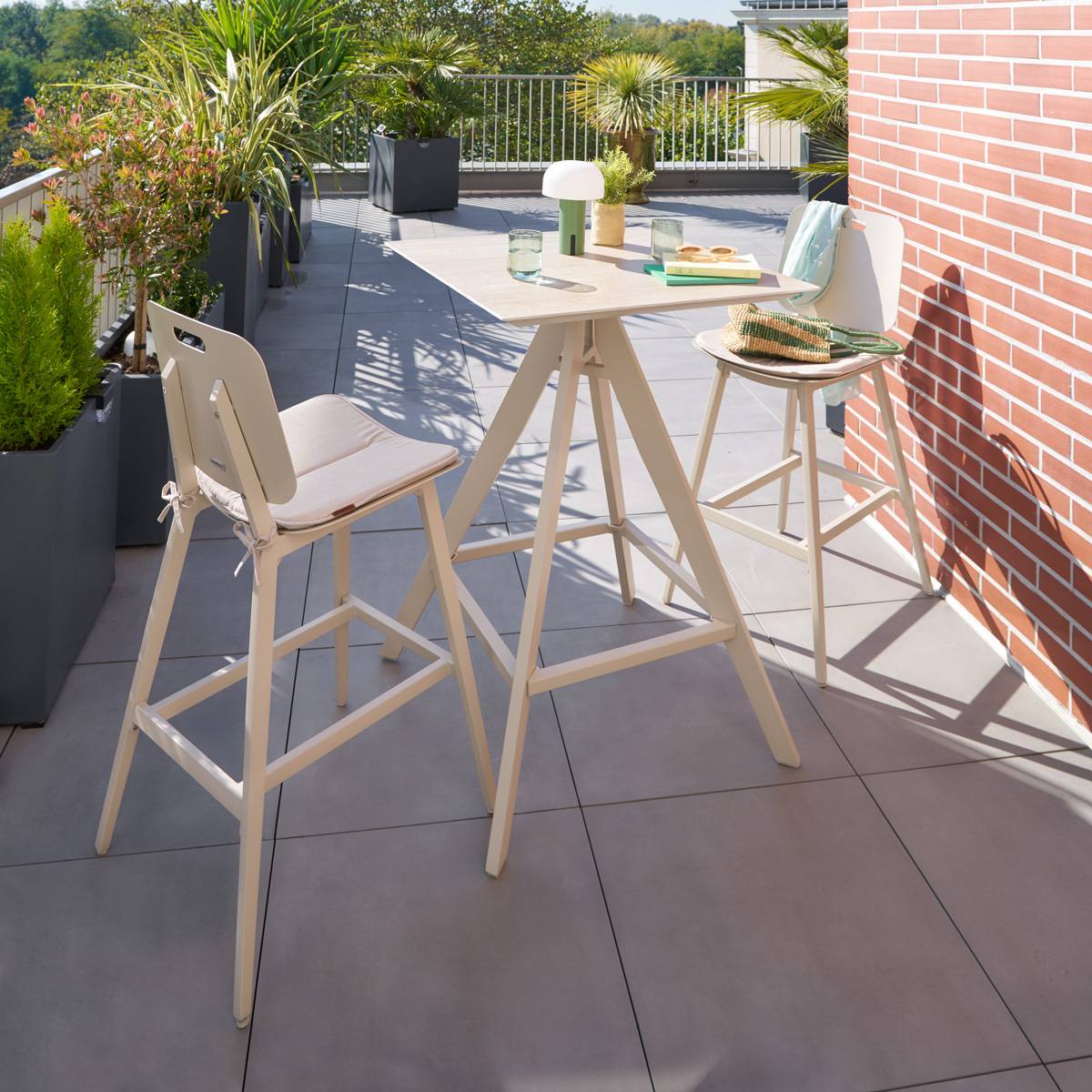 Hesperide - Table haute de jardin carrée "Terzano" vanille & argile 2 places en aluminium - Hespéride - Image 1