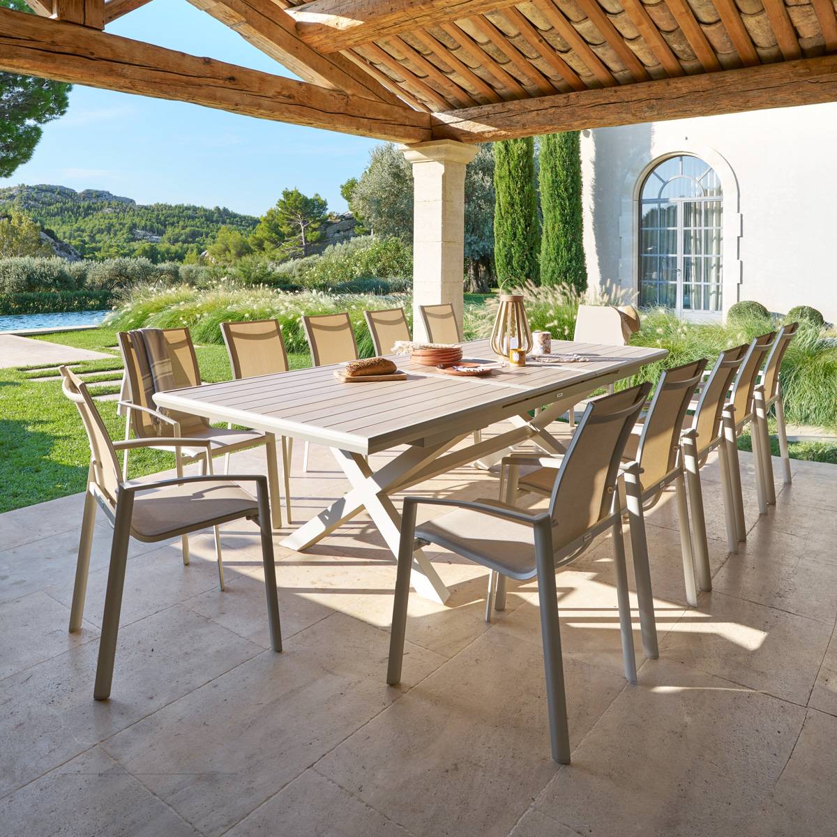 Hesperide - Table de jardin extensible "Axiome" effet bois lin & argile 12 places en aluminium Hespéride - Image 1