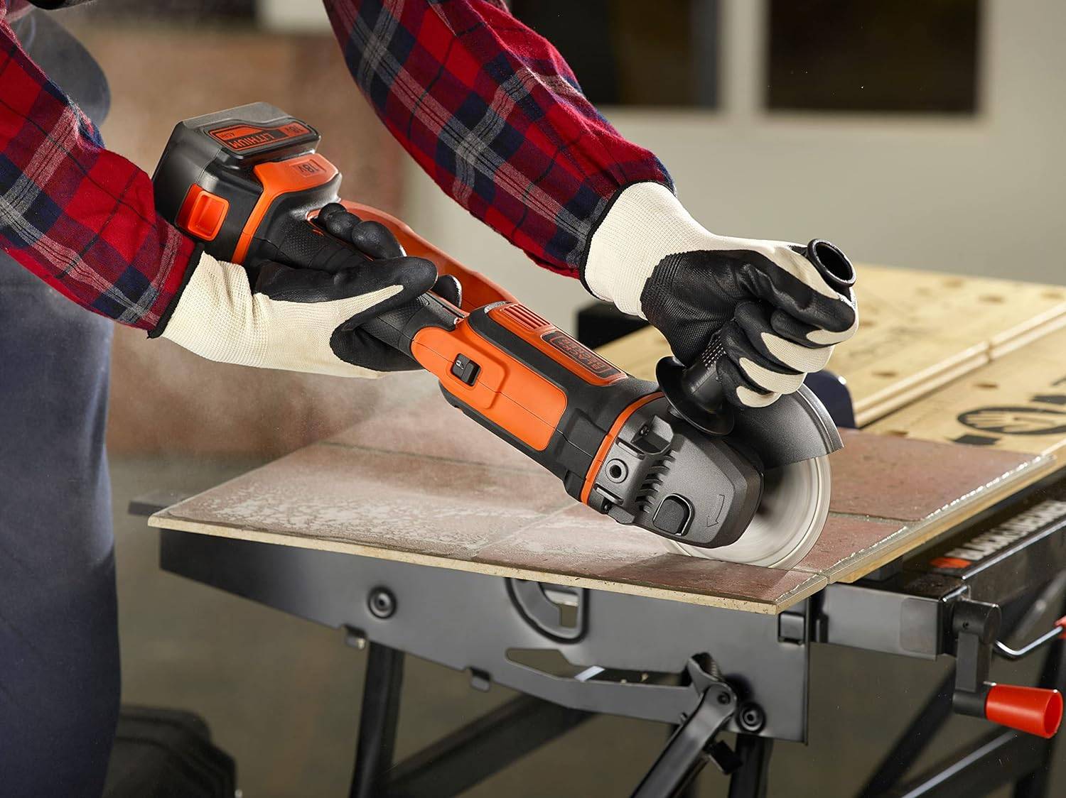 Black & Decker - Meuleuse d'angle sans fil 18V - BLACK+DECKER - avec 1 batterie 18 V 4,0 Ah + 5 disques - sac de transport - BCG720M1A5-QW - Image 4