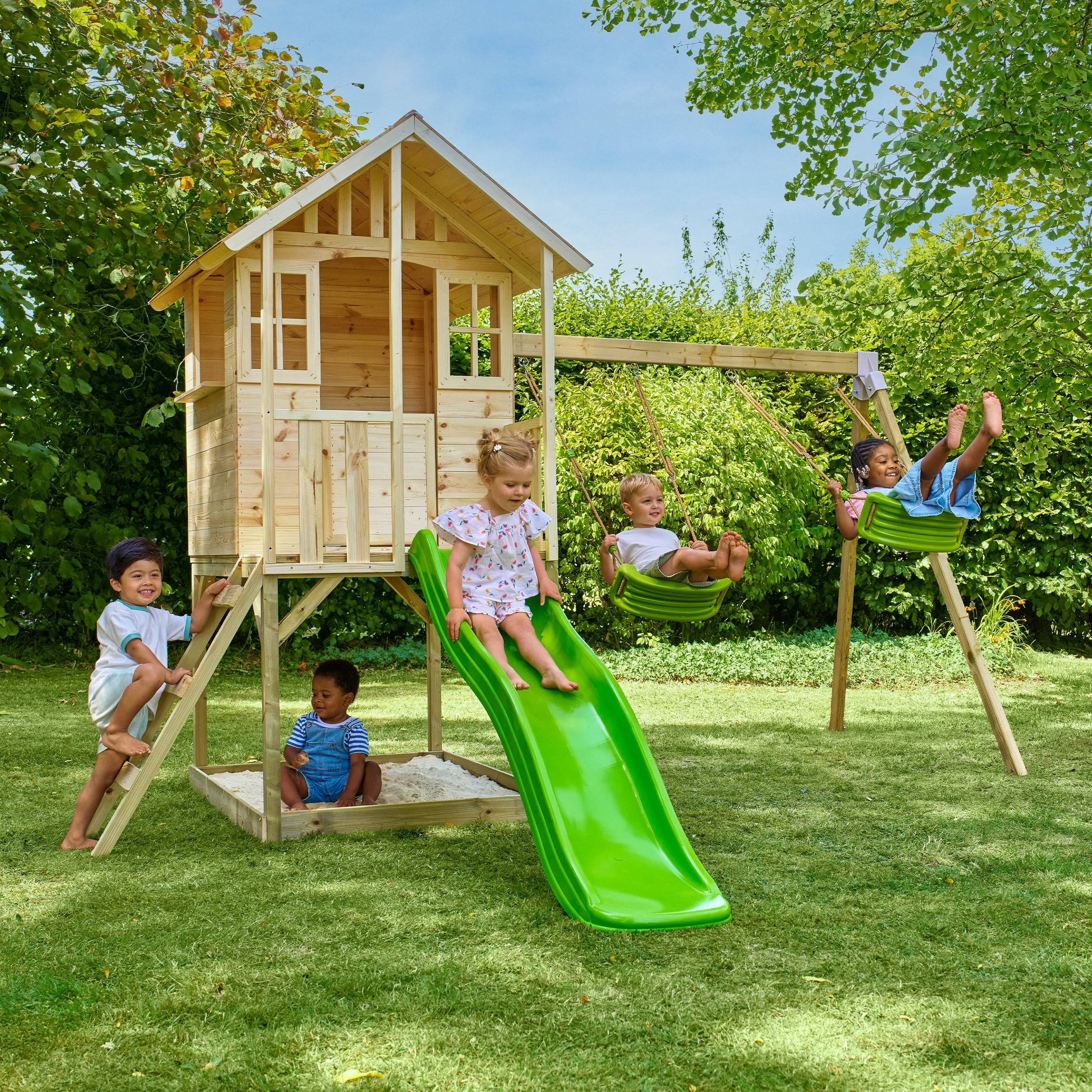 Maisonnette modulable sur pilotis avec balcon, glissière et deux balançoires BASILIC en bois FSC® - Image 1
