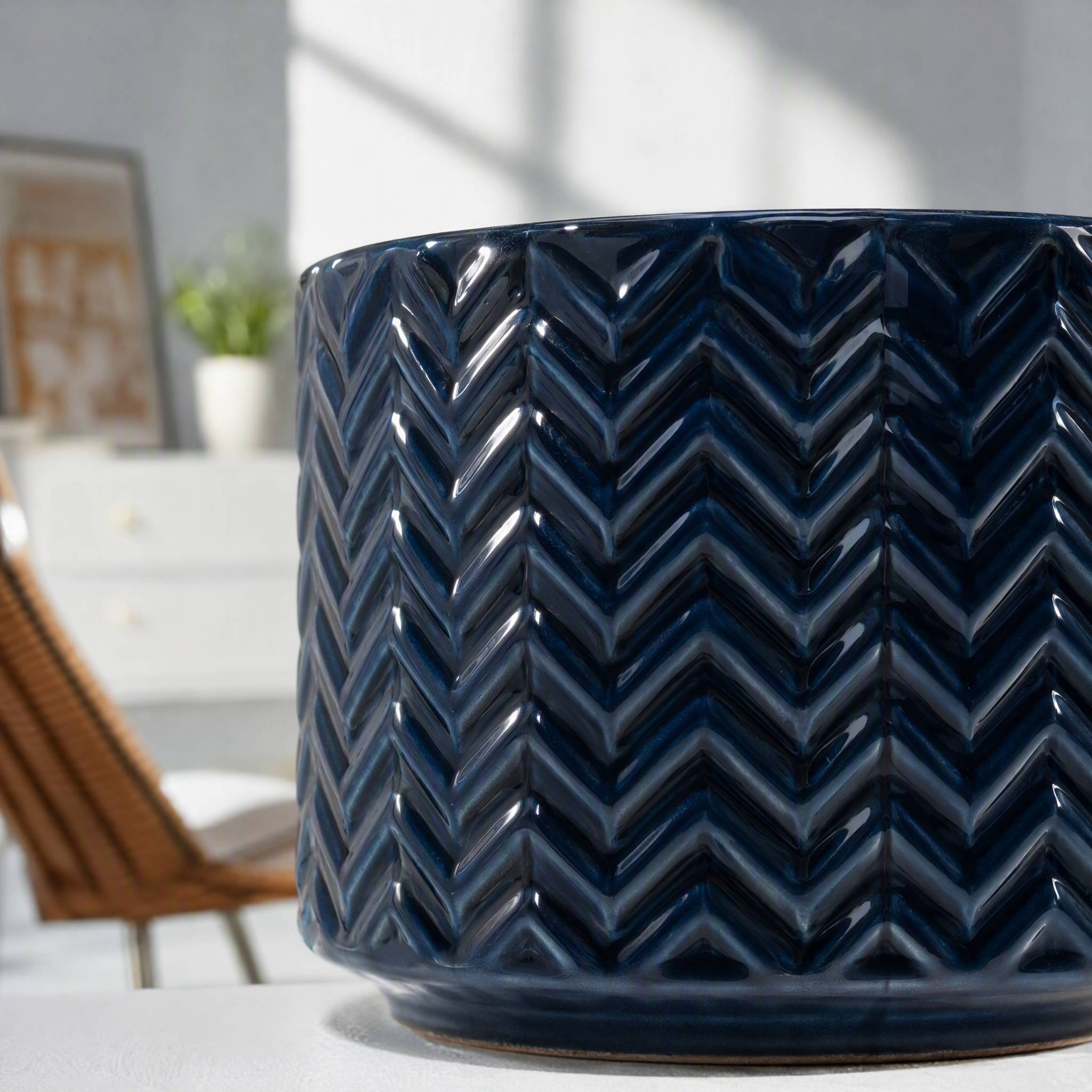 ComfortXL - Pot de fleurs céramique bleu marine Ø31 cm relief chevrons avec drainage pour intérieur balcon jardin - Image 1