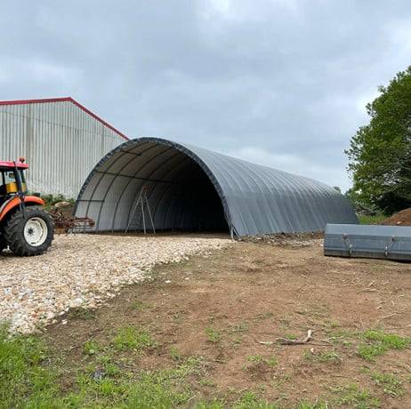 Abri tunnel largeur 8 m pas à 1.50 m  - Long 10.50 m, type Camion 640 gr/m² anthracite, Façade Pas de portes, Fix. Sol terre bâche - Image 4