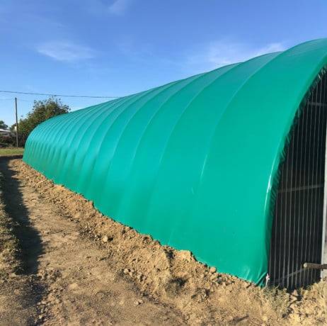 Abri tunnel largeur 8 m pas à 1.50 m - Long 10.50 m, type Camion 640 gr/m² anthracite, Façade Pas de portes, Fix. Sol terre bâche - Image 5