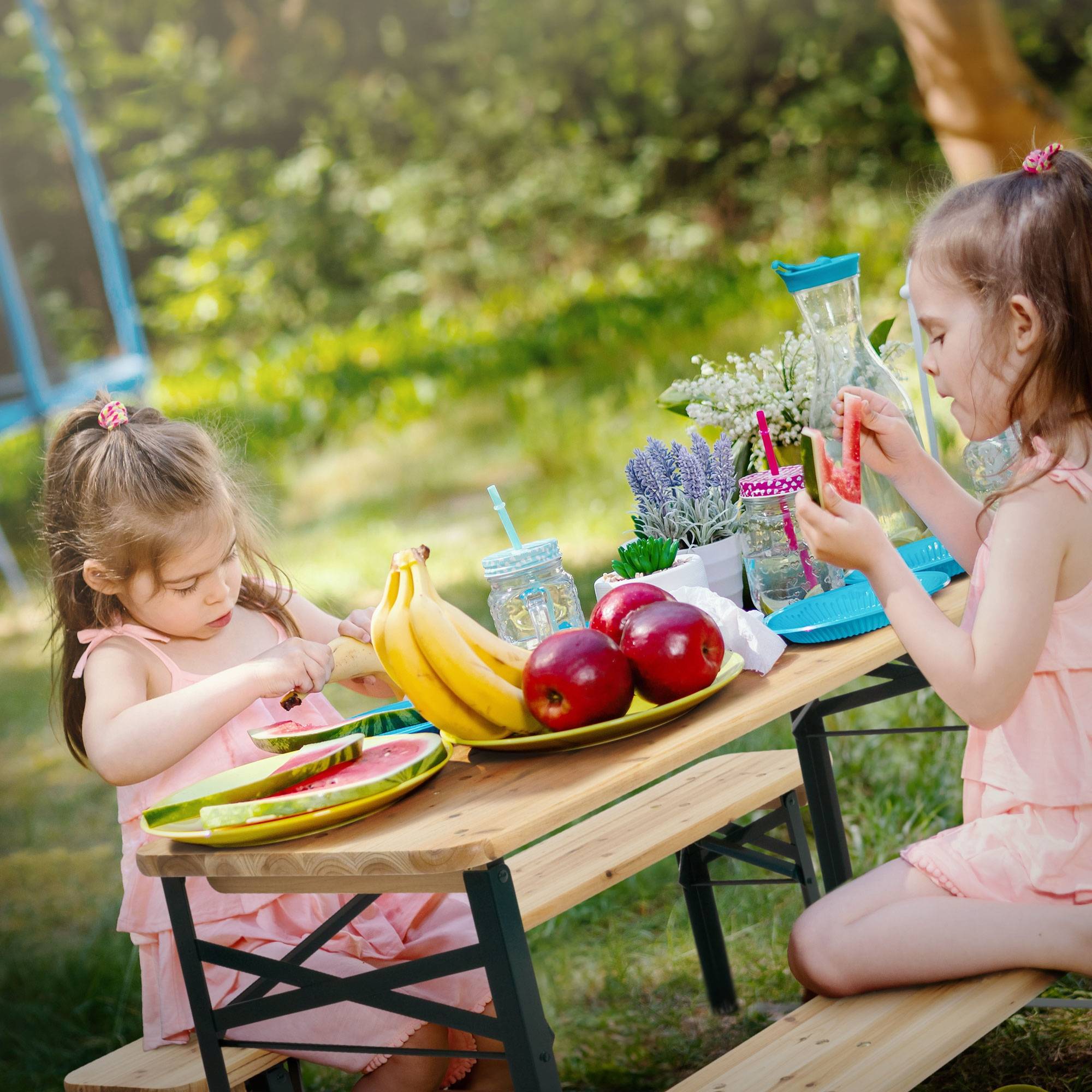 Ensemble de meubles pour enfants brun natural en bois de sapin en comprenant 2 bancs et une table de pique-nique avec 4 places ideal pour le jardín - Image 9