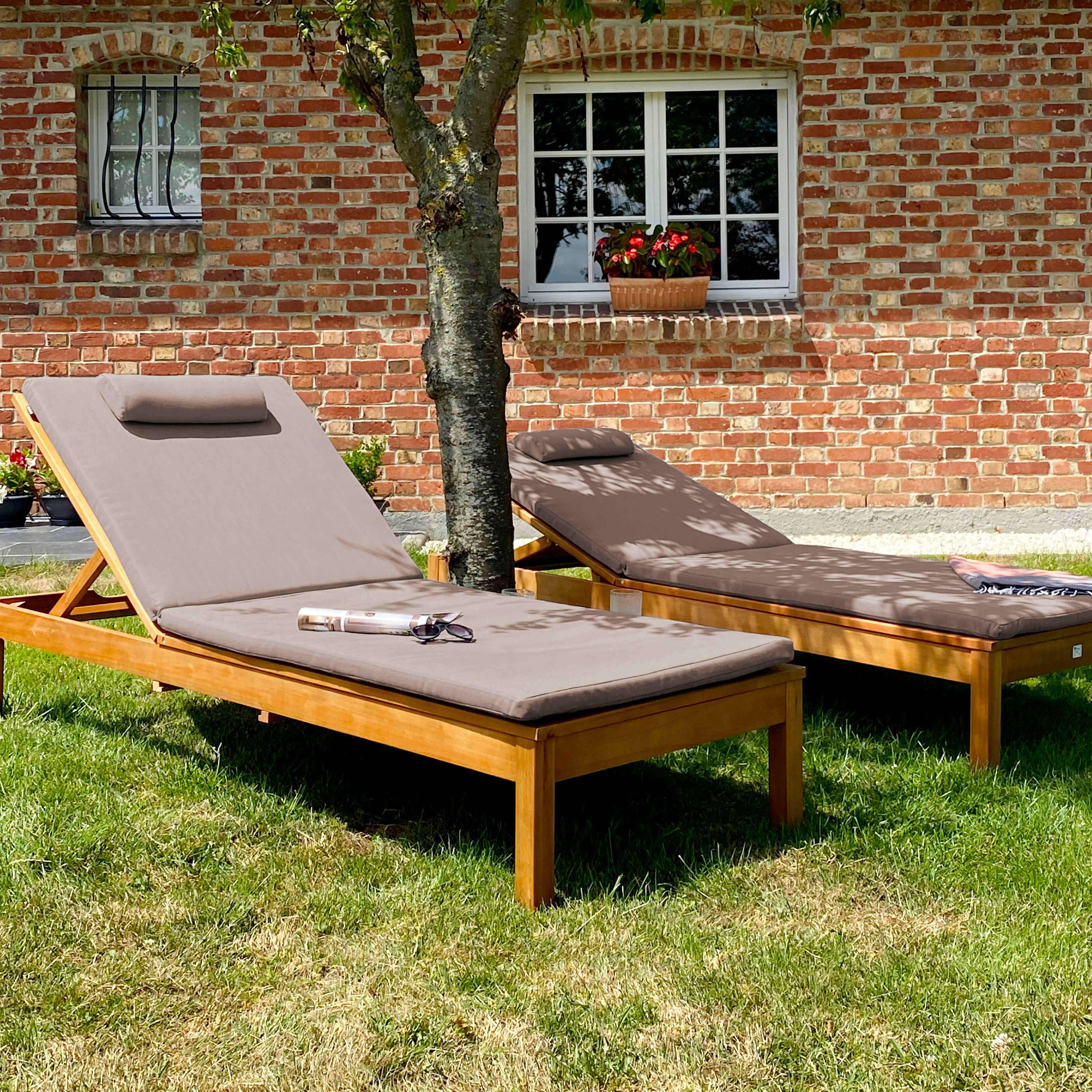 Oviala - Lot de 2 bains de soleil avec coussin et tablette en bois taupe - Oviala - Image 2