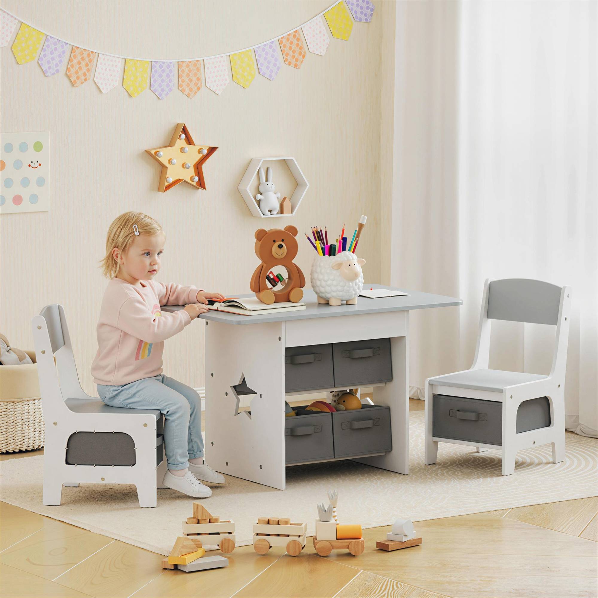 Ensemble table et chaises enfant 3-8 ans 6 tiroirs bords arrondis bois tissu, gris et blanc - Image 3