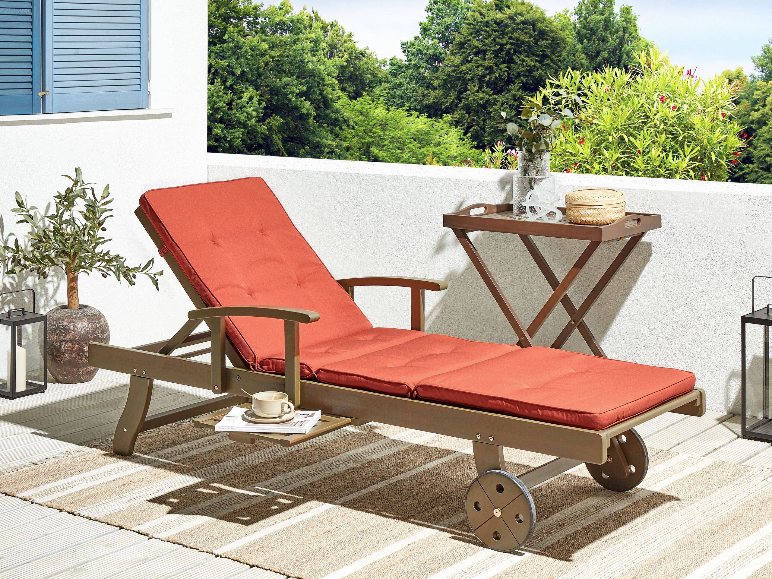 Beliani - Chaise Longue en Bois d'Acacia Foncé à Roues Transat avec Siège Inclinable et Coussin Rouge pour Terrasse Style Campagne Rustique - Image 2