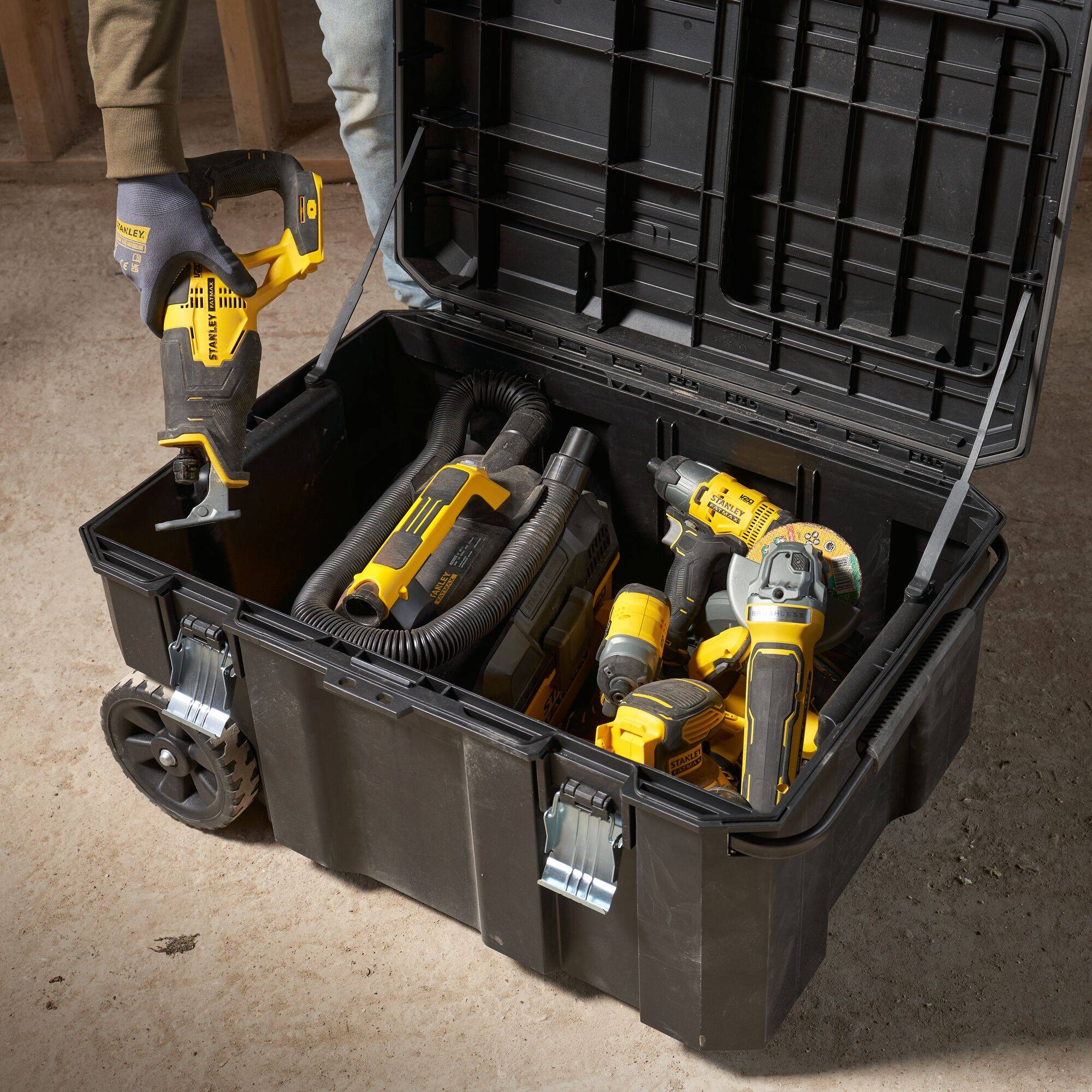 stanley - STANLEY FATMAX Coffre De Chantier Étanche TSTAK PRO-STACK - FMST17870-1 - Volume 136 L - Capacité 50 kg - Rangement Roulant - Image 7