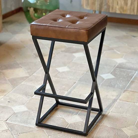 La Grande Prairie - Tabouret de bar vintage cuir marron 38x38x74cm - Image 1