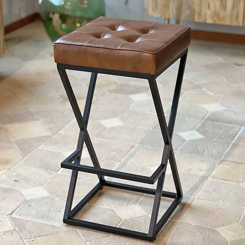 La Grande Prairie - Tabouret de bar vintage cuir marron 38x38x74cm - Image 1