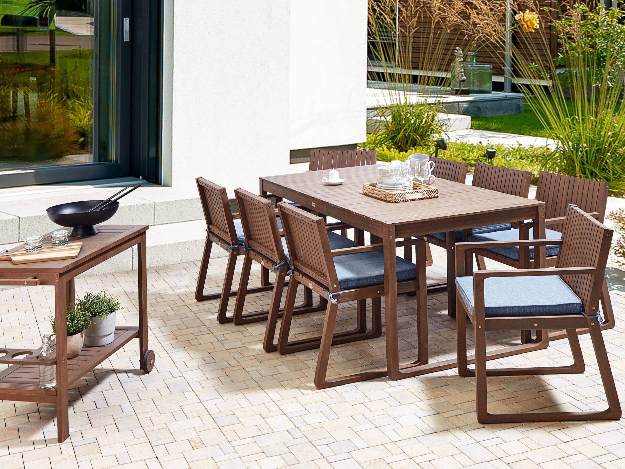 Beliani - Ensemble de Salle à Manger Extérieur Table en Bois d'Acacia Foncé 8 Chaises et Coussins Bleu Jardin Rustique - Image 2