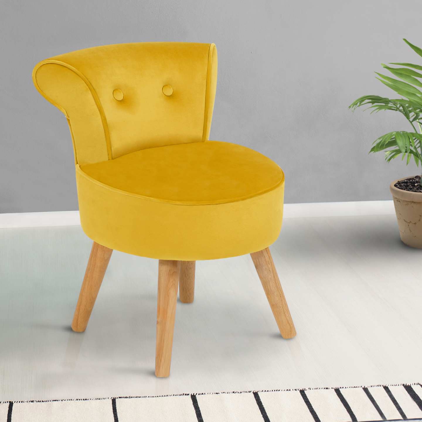 Fauteuil crapaud en velours jaune - Image 1
