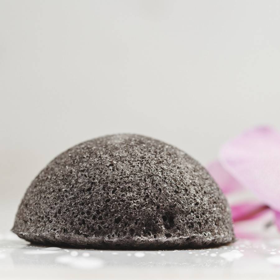 Sun&Sia - Éponge Konjac au Charbon de Bambou 100% Naturelle – Nettoie et Exfolie en Douceur, spéciale Peau Mixte, Grasse et Acnéique - Image 2