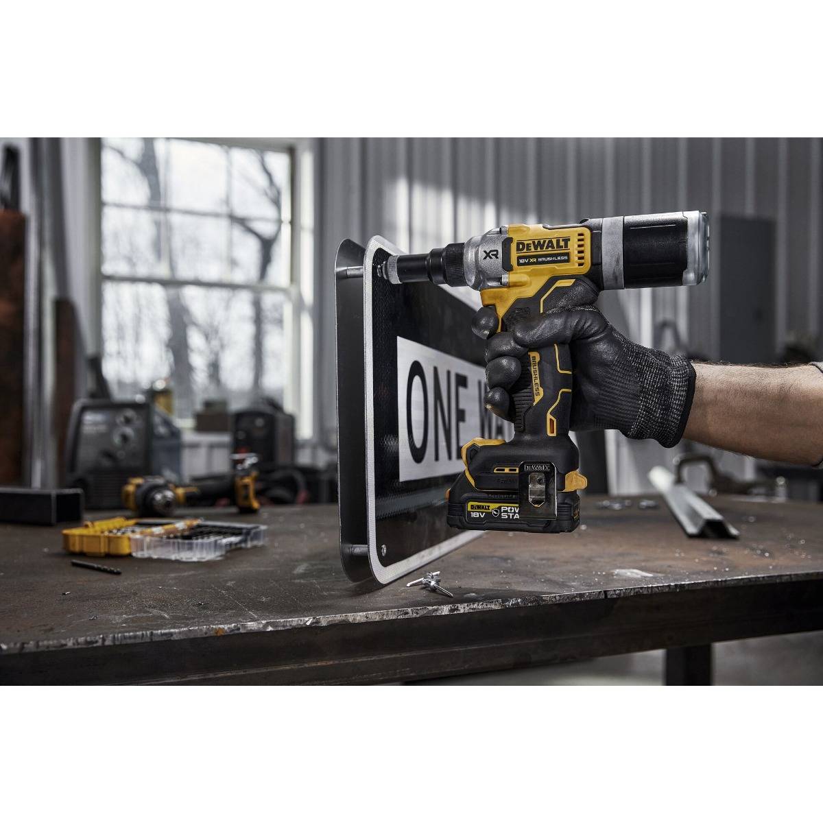 Riveteuse Moteur Brushless XR 18V - 6,4 mm - DEWALT - avec 2 batteries 18V 1.7Ah - chargeur - coffret TSTAK - DCF414E2GT-QW - Image 6