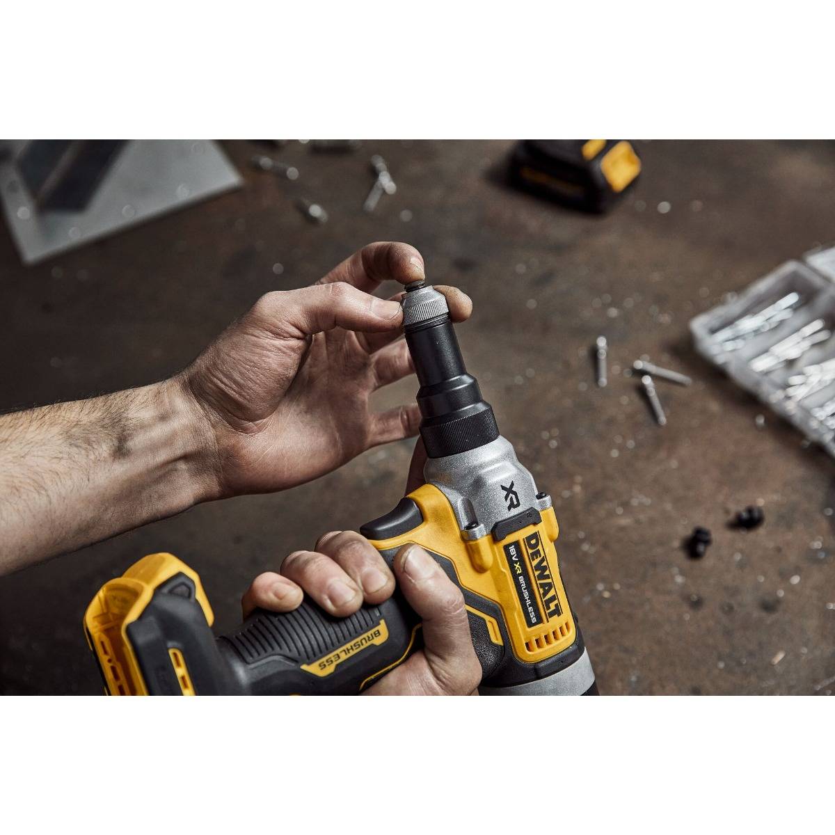 Riveteuse Moteur Brushless XR 18V - 6,4 mm - DEWALT - avec 2 batteries 18V 1.7Ah - chargeur - coffret TSTAK - DCF414E2GT-QW - Image 8