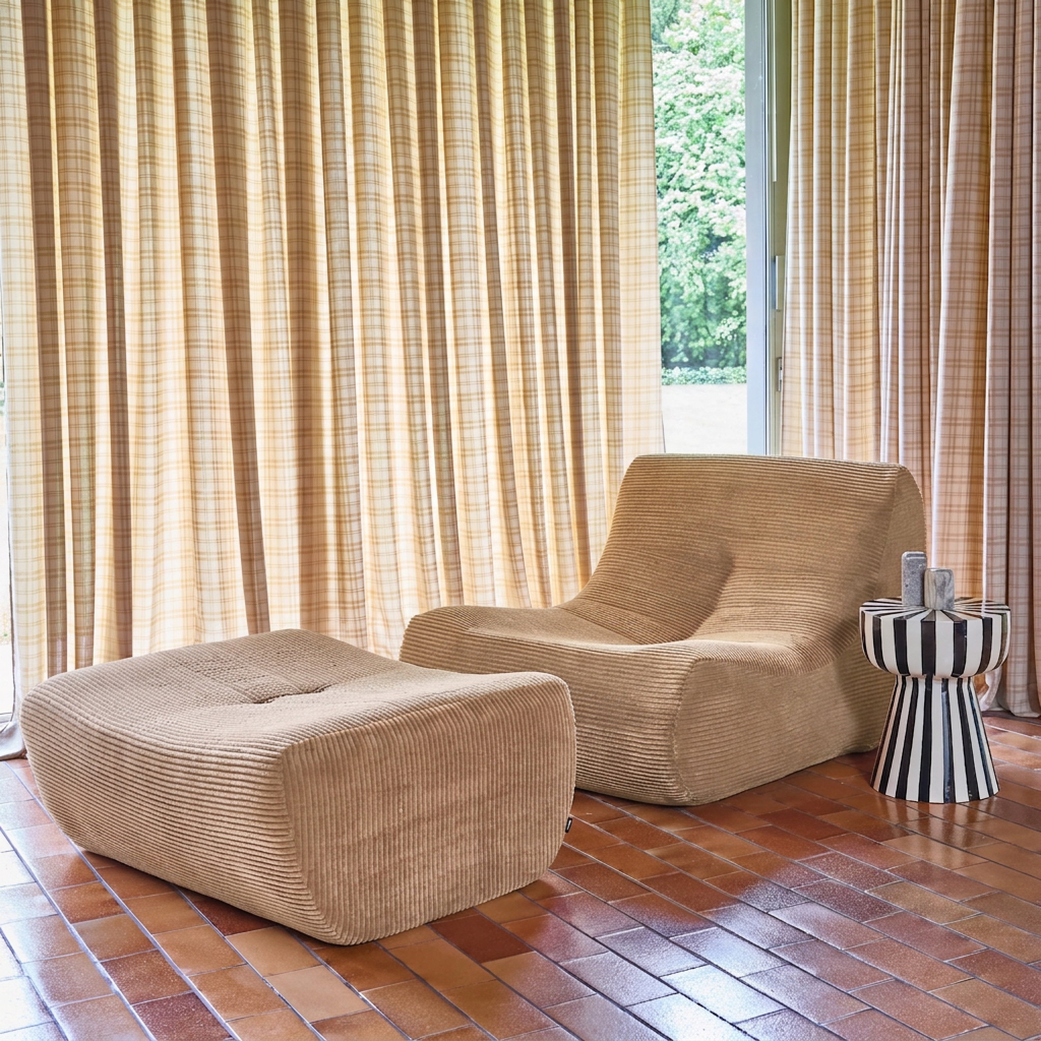 sweeek - Chauffeuse velours côtelé 1 place avec repose pieds beige foncé - Sokol | sweeek - Image 3