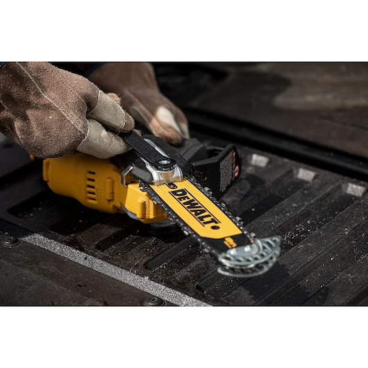 Tronçonneuse élagueuse DEWALT XR 18V Brushless - 1 batteries 5.0 Ah, chargeur + accessoires - DCMPS520P1-QW - Image 9